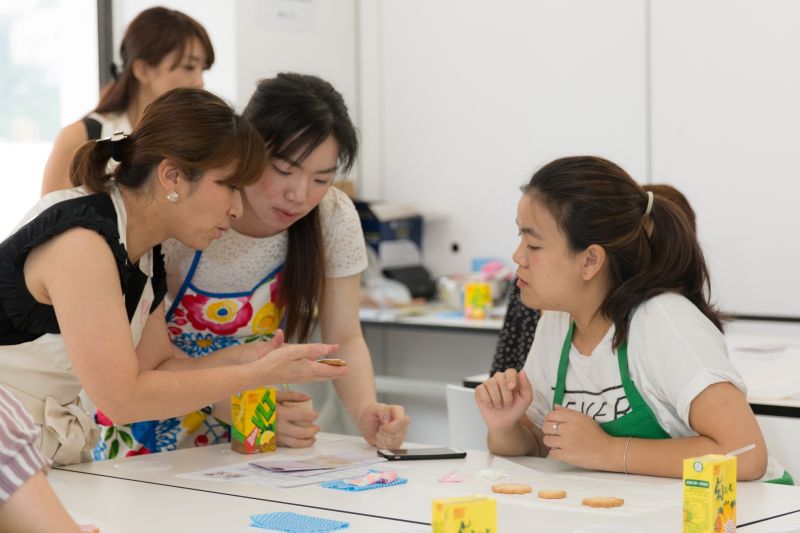 香港の教室での講座はすべて日本サロネーゼ協会の日本人講師が通訳を交えて担当する予定です。