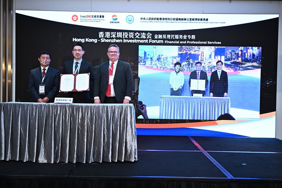 Associate Director-General of Investment Promotion (Business Development), Dr Jimmy Chiang (second left), and the Deputy Director General of the Commerce Bureau of Shenzhen Municipality, Mr Jian Zheng (second right), signing the MOU, witnessed by InvestHK's Director-General of Investment Promotion, Mr Stephen Phillips (third left); Second-level Inspector of the Commercial Office of the Economic Affairs Department of the Liaison Office of the Central People's Government in the Hong Kong Special Administrative Region Mr Guo Jinyou (left); the Director General of the Commerce Bureau of Shenzhen Municipality, Ms Zhang Feimeng (third right); and the First Deputy Director-General of the Qianhai Authority, Mr Huang Xiaopeng (right).