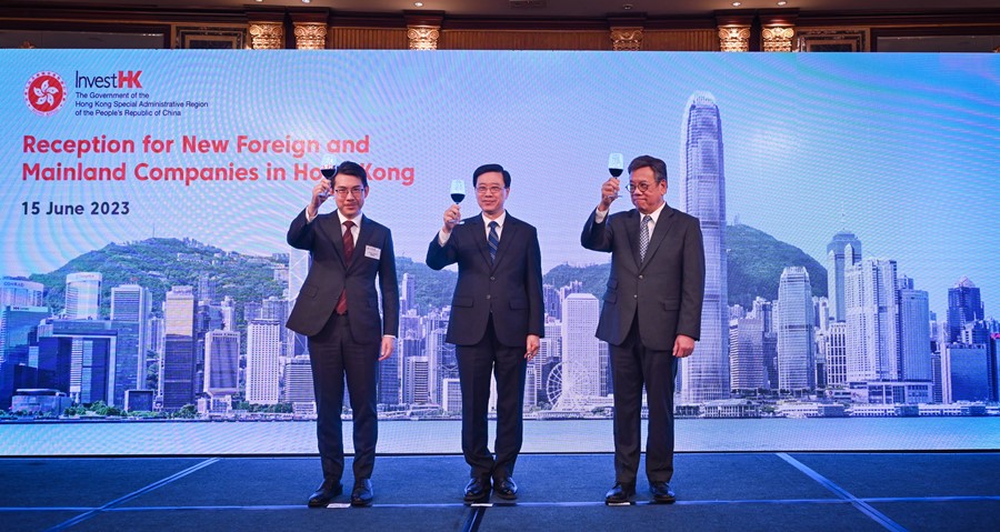 The Chief Executive, Mr John Lee (centre); the Secretary for Commerce and Economic Development, Mr Algernon Yau (right); and the Acting Director-General of Investment Promotion, Dr Jimmy Chiang (left), give a toast at an Invest Hong Kong reception today (15 June), thanking senior representatives from Mainland and foreign companies for their lasting confidence in Hong Kong's business environment and calling upon them to continue 