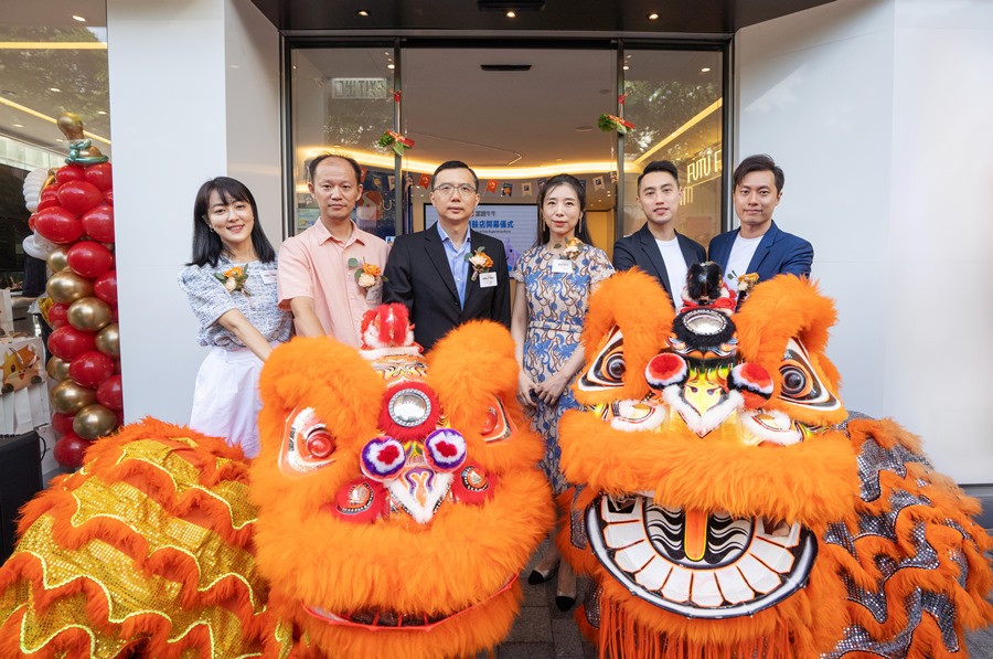 (From left) Marketing Director (SEA), Ms Erika Chiang; Director, Mr Jeff Shi; Chief Financial Officer, Mr Arthur Chen; Co-founder, Ms Rachel Li; Marketing Director (HK), Mr Joe Yu; and Marketing Director (HK) of Futu, Mr Lo Wai Kit, co-host the opening ceremony