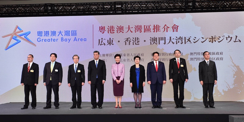 (From third left) the Chinese Ambassador to Japan, Mr Cheng Yonghua; the Governor of Guangdong Province, Mr Ma Xingrui; Mrs Lam; the Secretary for Administration and Justice of the Macao Special Administrative Region Government, Ms Sonia Chan; the State Minister of Economy, Trade and Industry of Japan, Mr Yoshihiro Seki; and other guests.