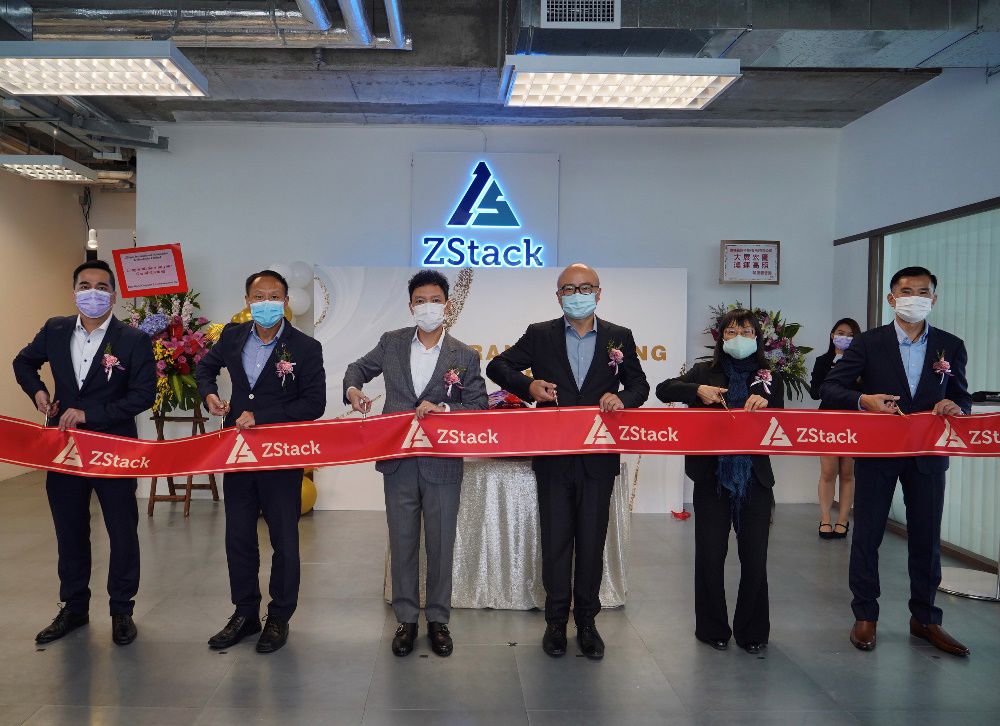 From left: the Director, General Manager of Data World Computer and Communications Ltd, Mr Henry Ng; the Vice President, Enterprise Business of China Telecom Global Limited, Mr Richard Zhu; the Vice President, Sales of ZStack International Information Technologies Limited, Mr Keith Poon; the General Manager, HTMP Region of Alibaba Cloud, Mr Leo Liu; the Head of Information and Communications Technology of InvestHK, Ms Wendy Chow; and the Sales Director of ZStack International Information Technologies Limited, Mr Leo Sin