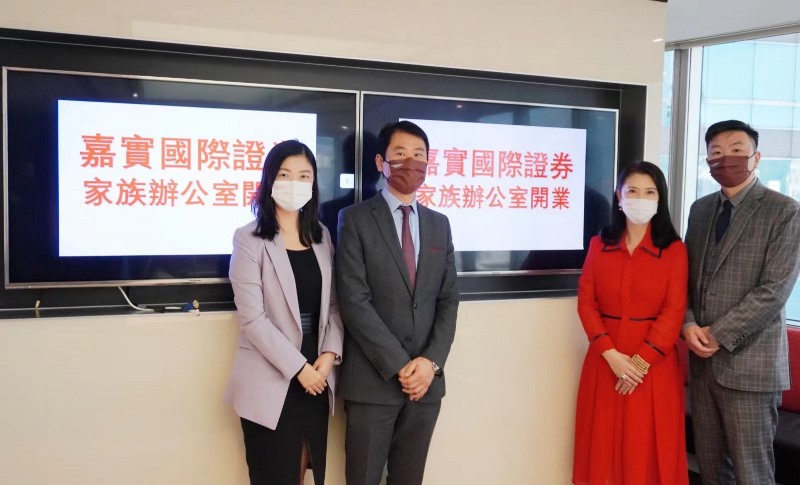 Harvest International Securities Company Limited officially unveiled its new family office in Hong Kong today (July 22). Picture shows (from left) the Vice President of Family Office at Invest Hong Kong (InvestHK), Ms Daphne Duan; the Head of Financial Services and Global Head of Family Office at Invest Hong Kong, Mr Dixon Wong; the Deputy General Manager, Harvest International Securities, Ms Tina Tian, and the Director of Family Office, Harvest International Securities, Mr Terry Lu, at the opening ceremony.