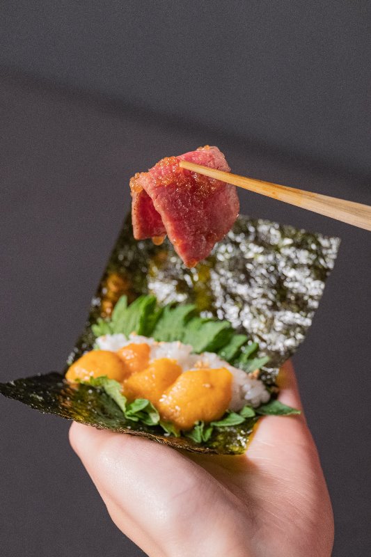 「焼肉而今」は懐石のコンセプトと日本のモダン焼肉文化を融合させています。