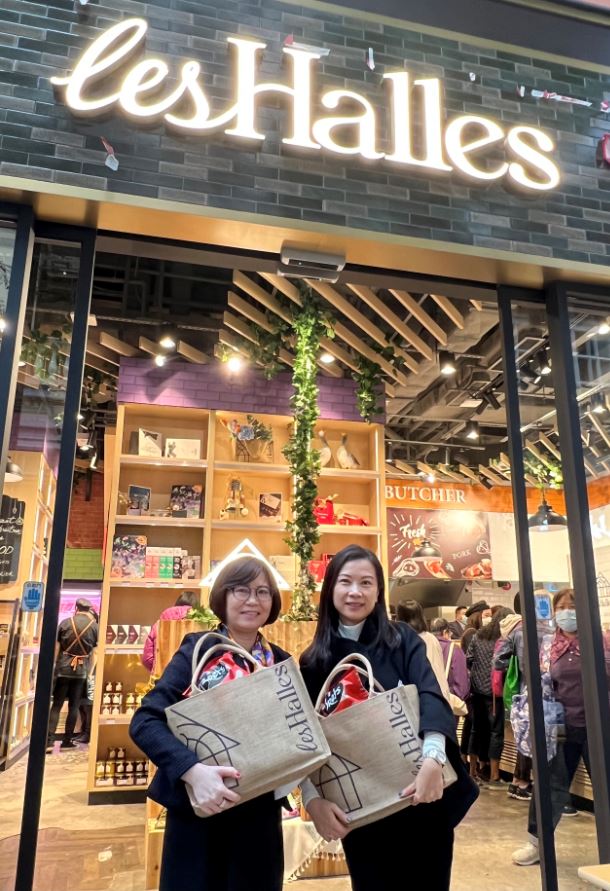 Deputy Managing Director (Retail Division) of Classic Fine Foods (Hong Kong) Limited Ms Evelyn Tang (left) and Head, Tourism & Hospitality at InvestHK, Ms Sindy Wong