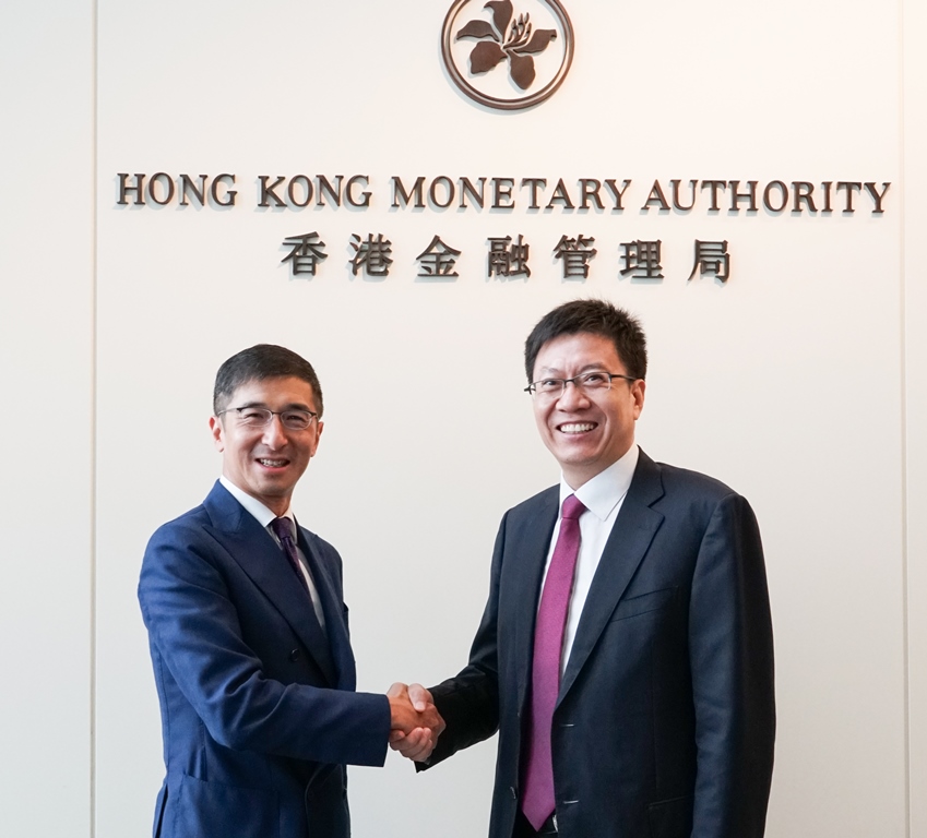 Executive Director of the Hong Kong Monetary Authority, Vincent Lee (left) and the Chief Accountant of China Huadian, Mr Shao Guoyong (right)